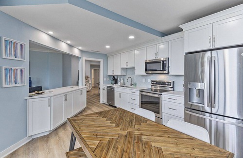 South Beach Condo | Spectacular Oceanview Condo w/Community Pool Near South Beach!