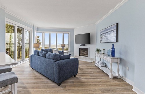 South Beach Condo | Spectacular Oceanview Condo w/Community Pool Near South Beach!