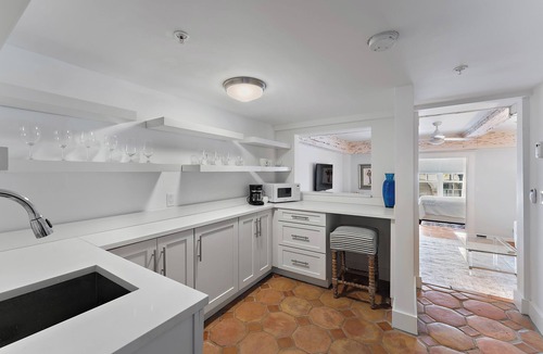 Palm Beach Condo | Splendid Palm Beach Location, spacious 1-bedroom condo, dual suite with WiFi,AC