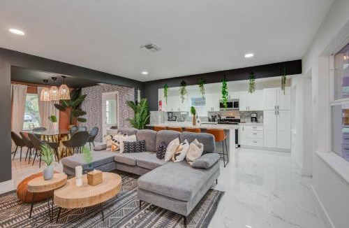 Spring Branch Central House | Spring Branch Getaway Feat 5BD Pool Hot tub