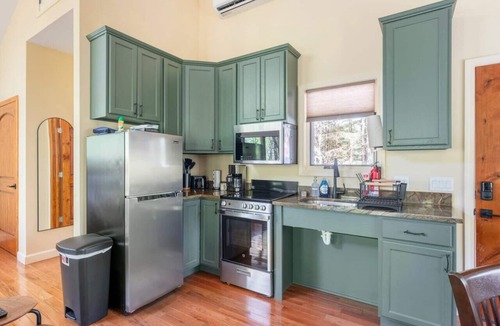 Marshall Cabin | Spring in Mtns Maple Treehouse Near Asheville - Pet Friendly