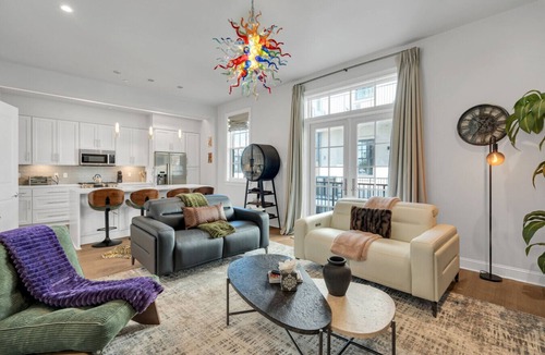 Central Business District Apartment | St Charles Ave Condo | Streetcars, Parking, Pool!