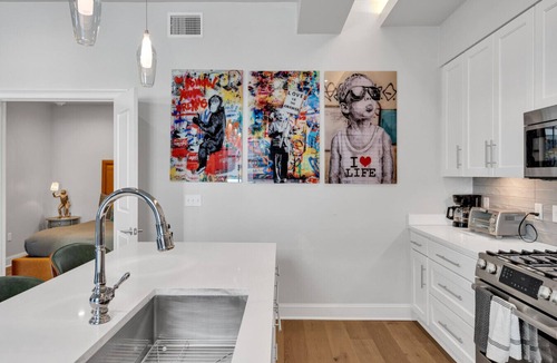 Central Business District Apartment | St Charles Ave Condo | Streetcars, Parking, Pool!