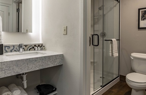 Faubourg Lafayette Hotel | St Charles Coach House, an Ascend Collection Hotel