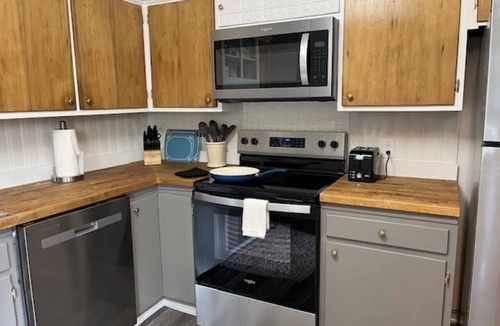 Bloomington House | Stadium Stroll Main Level | Walk to Football | Sleeps 8 · 2 BR · 1 Bath