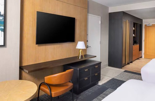 Downtown Atlanta Hotel | Stadium View Two Queen Bed Guestroom