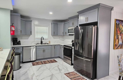 Ellendale House | Stately 7BR Brick Estate Offering Space, Style & Elegance