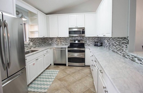 Scenic Gulf Drive Condo | Stay a While - 3 min walk to private beach access!