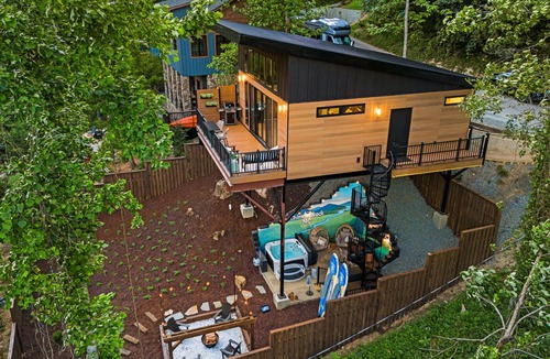 Chimney Rock Cabin | StayInOurSpace- Romantic getaway with views, walk to downtown, Hot tub, fire pit