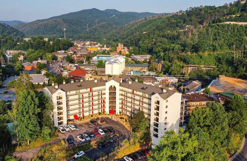 Gatlinburg Apartment | Steps to Eats & Shops! Stylish Gatlinburg Condo