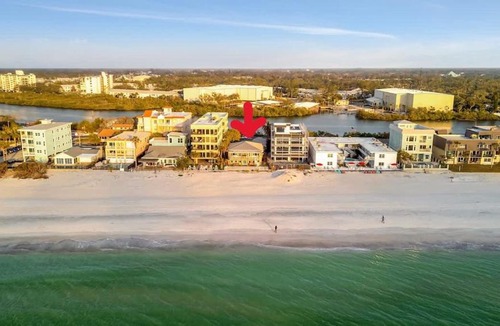 Independence Square Apartment | Stones Throw Beachfront Premier Suite #4 VIEWS