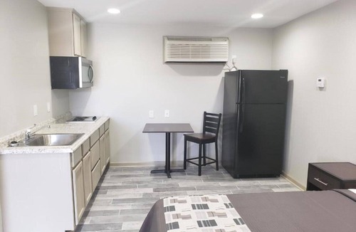 Park Forest - LA North Hotel | Studio, 1 King Bed, Kitchen - Non-Smoking