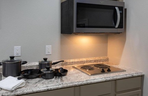 Park Forest - LA North Hotel | Studio, 1 King Bed, Kitchen - Non-Smoking