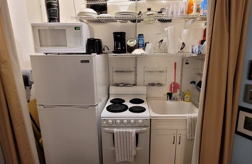 Irish Channel Apartment | Studio in a GREAT Location!