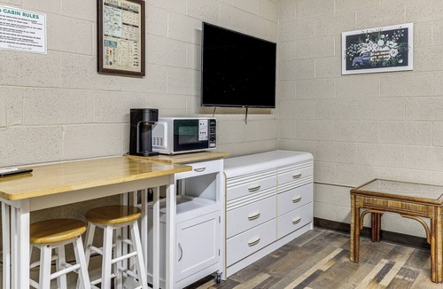 Clinton Apartment | Studio w/Greers Ferry Lake Access & Resort Perks!