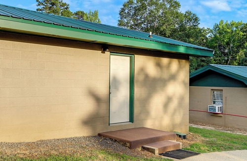 Clinton Apartment | Studio w/Greers Ferry Lake Access & Resort Perks!