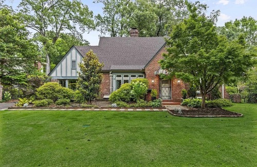 Memphis House | Stunning 3 bed, 3 bath house [sleeps 8] in Midtown, 2min drive to Rhodes College