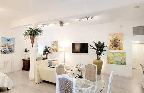 Oakview Heights Apartment | Stunning Art Studio at the Beach!