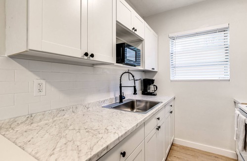 Virginia Gardens Apartment | Stylish 2BR central | Fast Wi-fi