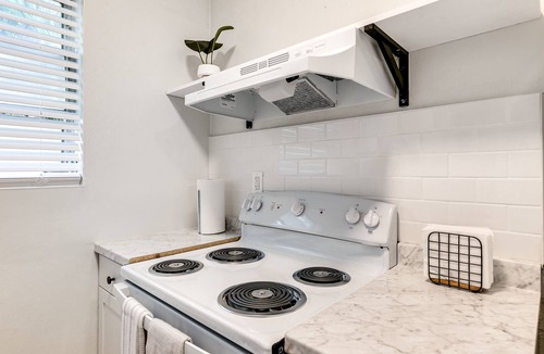 Virginia Gardens Apartment | Stylish 2BR central | Fast Wi-fi