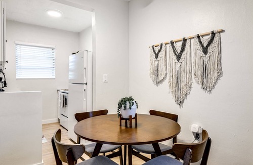 Virginia Gardens Apartment | Stylish 2BR central | Fast Wi-fi