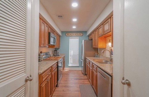 Saint Simons Heights Condo | Stylish 2BR Condo w/Pool, Fitness Center, Walk to Shops & Dining