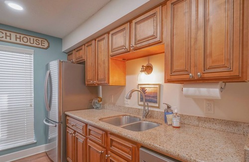 Saint Simons Heights Condo | Stylish 2BR Condo w/Pool, Fitness Center, Walk to Shops & Dining