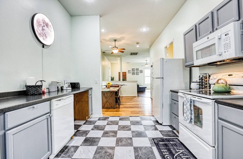 Midtown Apartment | Stylish 2BR Minutes to Downtown - Prime Location