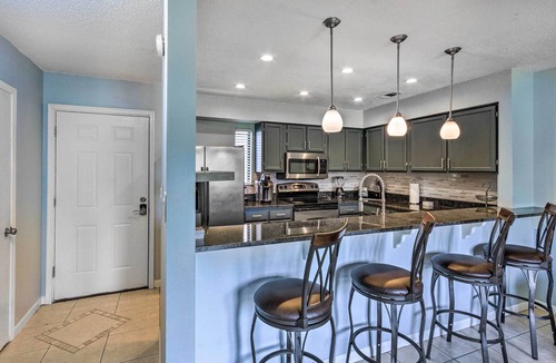 Mary Esther House | Stylish Bayfront Townhome < 10 Mi to Beach!