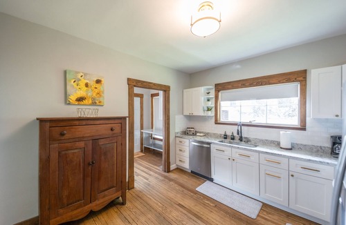 Somerset House | Stylish craftsman, perfect for groups, steps away from Downtown!