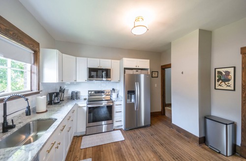 Somerset House | Stylish craftsman, perfect for groups, steps away from Downtown!