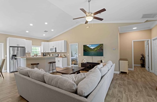 Port Charlotte House | Stylish, Fun & Comfy - Mins to Beaches - Backyard!