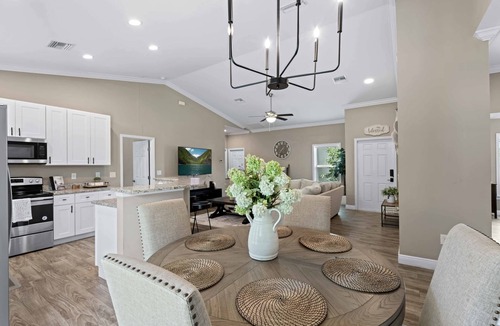 Port Charlotte House | Stylish, Fun & Comfy - Mins to Beaches - Backyard!