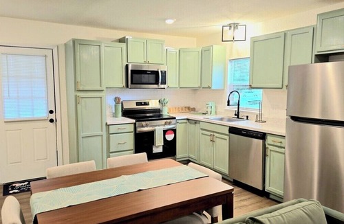 Mobile House | Stylish Home | Sleep 6 | Mid Town