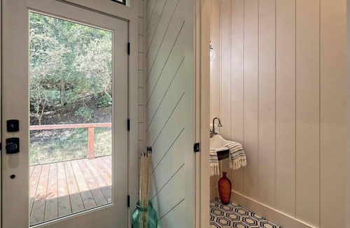 Hayesville Cottage | Stylish Mountain Escape by Chatuge Home Concierge | Private Retreat · Firepit