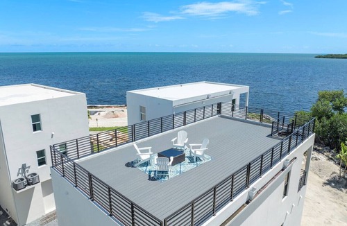 Paradise Point House | Stylish Oceanview Kayak Getaway w/Pool & Hot Tub!