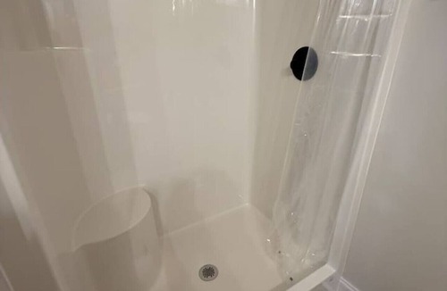 Anderson House | Stylish | Pvt Baths | Minutes to Shopping & Dining