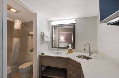 Cleveland Hotel | Suburban Studios Cleveland Central