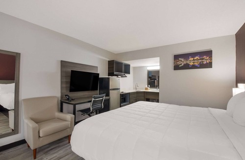 Cleveland Hotel | Suburban Studios Cleveland Central