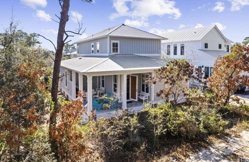 Lakeside at Blue Mountain Beach House | Sugar Blue, walk to the beach
