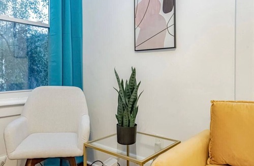 Metropolitan House | Suite in Heart of Downtown King Beds Forsyth Park - Upper