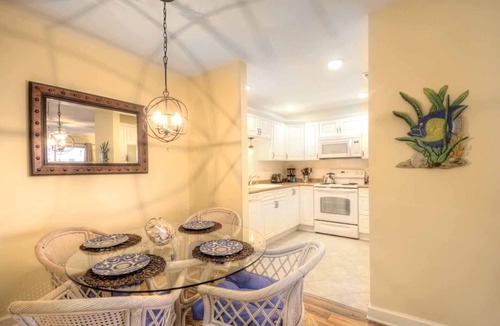 Demere Park Condo | SUMMER DEAL! GROUND FLOOR-CLOSE TO BEACH VILLAGE PIER RESTAURANTS. DOG FRIENDLY!