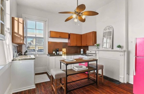 Faubourg Lafayette Apartment | Sunny 1bedroom 2 blocks from St Charles StreetCar!