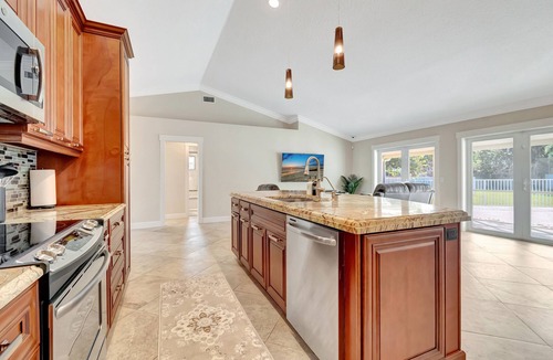 Wellington House | Sunny De-Lite! Cozy private pool home retreat 3 mi to WEF in Wellington.