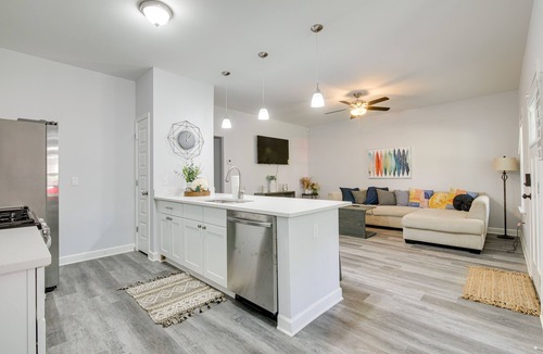 South Memphis Cottage | Sunny Memphis Home ~ 2 Mi to Beale Street!