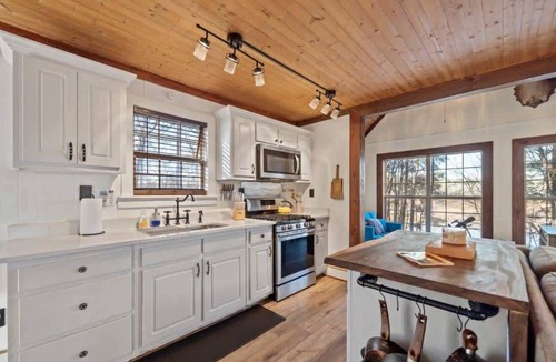 Eatonton House | Sunset Escape, Waterfront, Sleeps 6, Fishing, 2 Kayaks, Games, + Firepit!