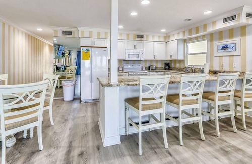 Sunset Reef Condo | Sunset Villas 1 Amazing pool|Beachfront|BBQ|2 balconies-only 4 condos!