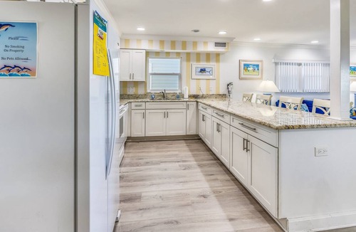 Sunset Reef Condo | Sunset Villas 1 Amazing pool|Beachfront|BBQ|2 balconies-only 4 condos!