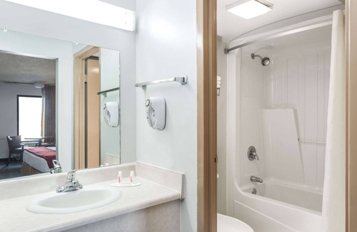 Adel Hotel | Super 8 by Wyndham Adel GA I-75