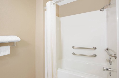 Talladega Hotel | Super 8 by Wyndham Talladega AL